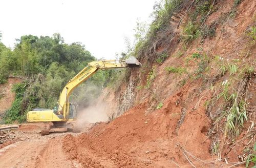Đơn vị thi công bạt mái taluy dương, gia cố taluy bằng kè rọ đá, gia cố nền đường, hộ lan. (Ảnh: Nguyễn Dũng/TTXVN)
