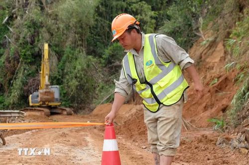 Lực lượng của đơn vị thi công túc trực, tăng ca, tăng kíp để đẩy nhanh tiến độ thi công khắc phục sạt lở trên đèo Gia Bắc. (Ảnh: Nguyễn Dũng/TTXVN)
