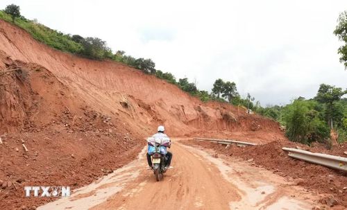 Một đoạn đường trên đèo Gia Bắc được hạ tải, bạt mái phần taluy dương và dọn dẹp nền đường. (Ảnh: Nguyễn Dũng/TTXVN)