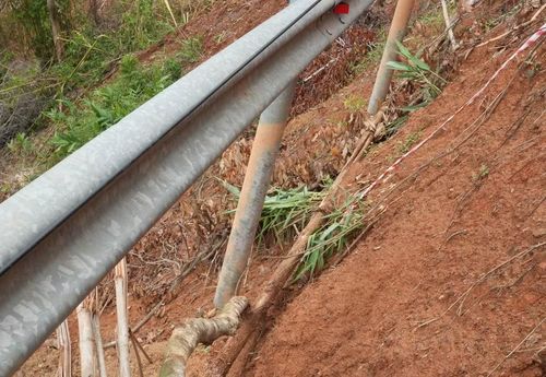 Một đoạn hộ lan bị sụt lún do sạt lở phần taluy âm trên tuyến đèo Gia Bắc (thuộc quốc lộ 28, đoạn qua xã Sơn Điền) chưa được khắc phục. (Ảnh: Nguyễn Dũng/TTXVN)