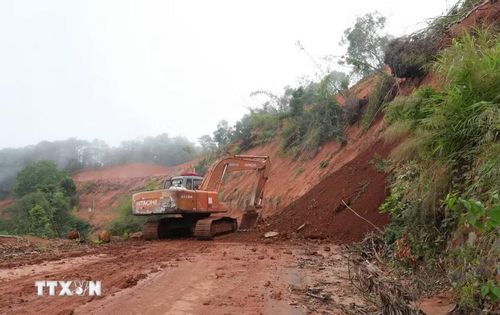 Một đoạn đèo Gia Bắc dài khoảng 400m được thi công khắc phục sạt lở trong sáng 20/5. (Ảnh: Nguyễn Dũng/TTXVN)