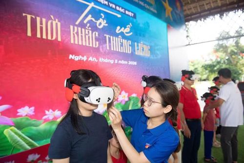 Chính không gian văn hóa-lịch sử tại Kim Liên đã tạo nên chiều sâu cảm xúc cho chương trình khi người dân được trực tiếp trải nghiệm thời khắc lịch sử ngày 2/9/1945 bằng công nghệ thực tế ảo hiện đại. (Ảnh: PV/Vietnam+)