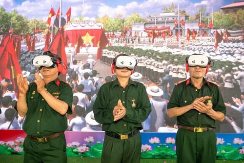 Trong không gian trải nghiệm, người tham gia được đứng tại đúng vị trí lịch sử cách đây hơn 80 năm, hòa mình vào bầu không khí thiêng liêng với tiếng hô vang, tiếng vỗ tay của hàng vạn đồng bào trong ngày độc lập đầu tiên của dân tộc. (Ảnh: PV/Vietnam+)