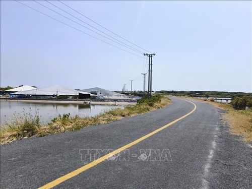 Hạ tầng giao thông hoàn chỉnh tạo thuận lợi người dân vùng ven biển phát triển kinh tế.