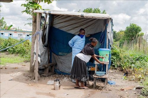 Nhân viên y tế hướng dẫn người dân rửa tay để phòng dịch Ebola tại Rwampara, CHDC Congo. Ảnh: THX/TTXVN