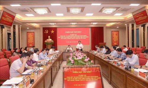 Phiên họp thứ nhất Tổ Biên tập Tổng kết 100 năm Đảng lãnh đạo cách mạng Việt Nam và Tổng kết 40 năm thực hiện Cương lĩnh. Ảnh: Văn Điệp/TTXVN