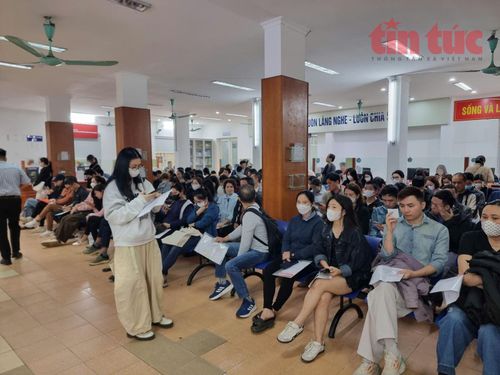 Người dân chờ làm thủ tục giải quyết bảo hiểm thất nghiệp.