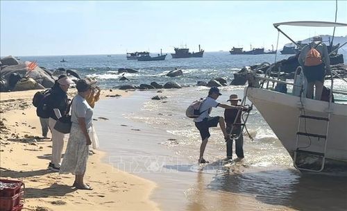 Không có bến cảng, nhiều ca nô khu vực Cù lao Mái Nhà đón khách du lịch ngay trên bãi biển.