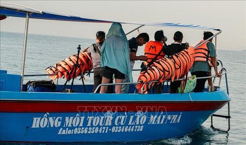 Nhiều du khách tham quan vùng biển xung quanh Cù lao Mái Nhà chủ quan không mặc áo phao.