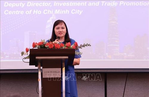 Bà Cao Thị Phi Vân, Phó Giám đốc ITPC chia sẻ định hướng thu hút đầu tư của TP. Hồ Chí Minh tại diễn đàn.