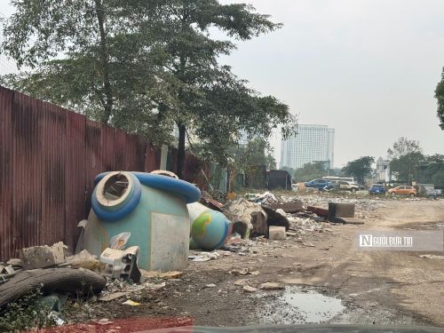 Một điểm tập kết rác tự phát tại phường Hoàng Mai, thành phố Hà Nội, sau khi bị phát hiện lực lượng chức năng phường đã phải ra quân xử lý dọn dẹp.