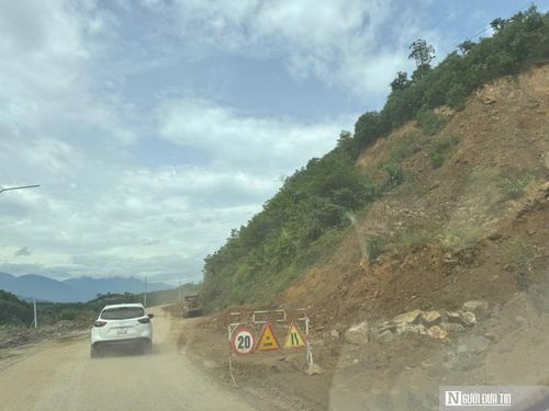 Một số đoạn trên Quốc lộ 14E vẫn còn vướng mặt bằng, khiến nhà thầu chưa thể thi công đồng bộ.