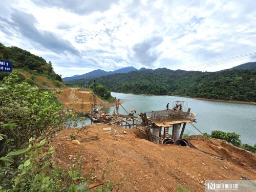 Cầu Đắk Mi 1 là một trong hai cầu còn lại đang được tập trung thi công trên tuyến Quốc lộ 14E.