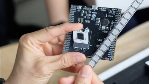 Chip AI thế hệ mới EDABK-Brain dựa trên kiến trúc AI đầu tiên tại Đại học Bách khoa Hà Nội, minh chứng cho nỗ lực làm chủ công nghệ chiến lược.