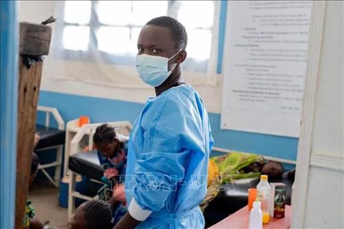 Nhân viên y tế điều trị cho bệnh nhân mắc Ebola tại bệnh viện ở Rwampara, Congo ngày 16-5. Ảnh: THX/TTXVN.