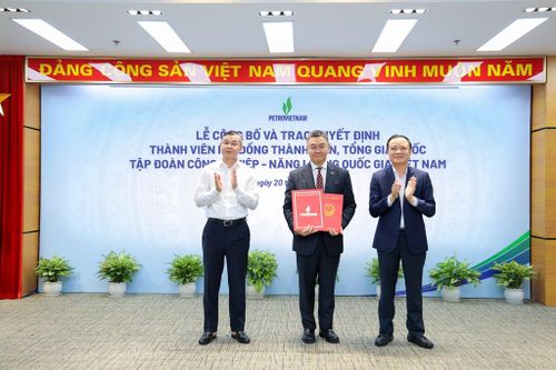Bộ trưởng Bộ Tài chính Ngô Văn Tuấn (trái), tân Tổng Giám đốc Petrovietnam Lê Mạnh Cường (giữa) và Chủ tịch Petrovietnam Lê Ngọc Sơn tại sự kiện. Ảnh: Petrovietnam