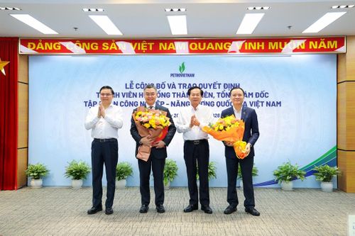 Bộ trưởng Bộ Công Thương Lê Mạnh Hùng, Bộ trưởng Bộ Nội vụ Đỗ Thanh Bình chúc mừng tập thể lãnh đạo Petrovietnam. Ảnh: Petrovietnam