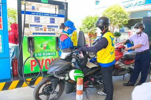 Khách hàng đổ xăng E10 tại cửa hàng xăng dầu PVOIL tại Hà Nội. Ảnh: A.N/Bnews/vnanet.vn