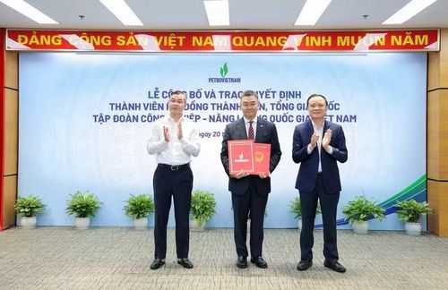 Bộ trưởng Bộ Tài chính Ngô Văn Tuấn và Chủ tịch Petrovietnam Lê Ngọc Sơn trao quyết định cho ông Lê Mạnh Cường