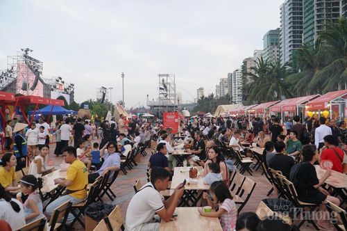 Người dân, du khách thưởng thức ẩm thực Đà Nẵng tại Công viên Biển Đông (TP. Đà Nẵng).