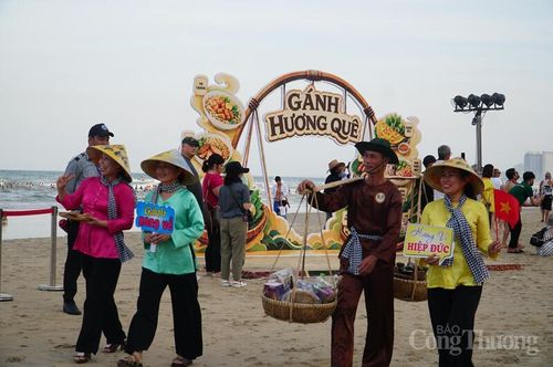 Trong ánh hoàng hôn bên biển Mỹ Khê, hơn 70 gánh hàng rong sẽ gánh bộ trên bãi cát, len qua dòng người cùng tiếng rao quen thuộc, tái hiện những hình ảnh mộc mạc đã gắn bó với ký ức của nhiều thế hệ người miền Trung.