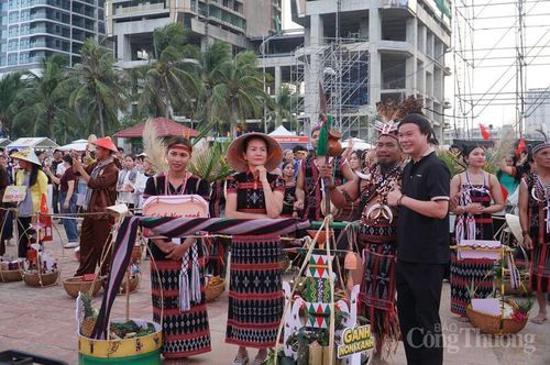 Du khách hào hứng chụp ảnh lưu niệm với các gánh hàng Đà Nẵng.