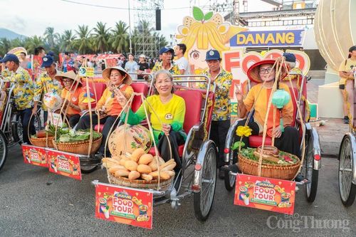 Một điểm nhấn ấn tượng khác của chương trình là đoàn xích lô diễu hành trên các tuyến phố du lịch ven biển Đà Nẵng.