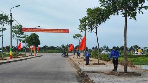 Đoàn viên, thanh niên phường Quảng Phú tham gia dọn vệ sinh bảo vệ môi trường trên địa bàn.