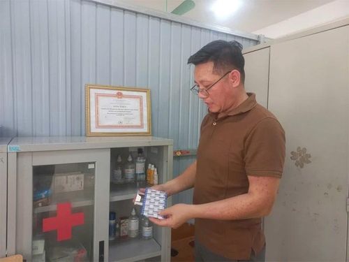 Thầy giáo Lê Hùng Thạch, giáo viên môn Khoa học tự nhiên kiêm nhân viên y tế học đường Trường THCS Linh Sơn.