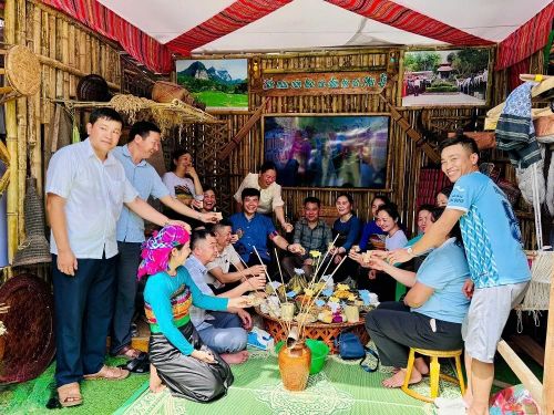 Không gian văn hóa truyền thống trở thành điểm gặp gỡ, giao lưu của đồng bào các dân tộc miền núi tại liên hoan.