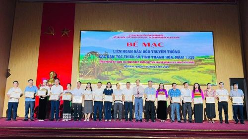 Ban Tổ chức trao giải cho các đơn vị có thành tích xuất sắc.