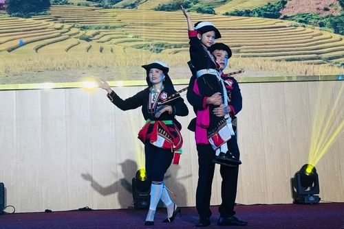 Tiết mục tham gia phần thi đồng đội của người Dao Quần Chẹt.