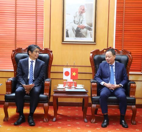 GS.TS. Trần Hồng Thái, Chủ tịch Viện Hàn lâm Khoa học và Công nghệ Việt Nam và Ngài Ito Naoki - Đại sứ Đặc mệnh toàn quyền Nhật Bản tại Việt Nam tại buổi làm việc. Ảnh: VAST