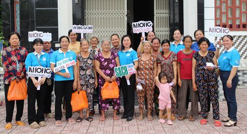 Hội Liên hiệp Phụ nữ phường Long Phú đến nhà hội viên tuyên truyền, vận động thực hiện phong trào. Ảnh: MINH HIỂN