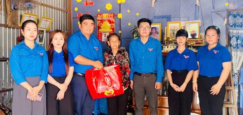 Xã đoàn Hòa Lạc tặng quà cho gia đình khó khăn. Ảnh: Xã đoàn Hòa Lạc