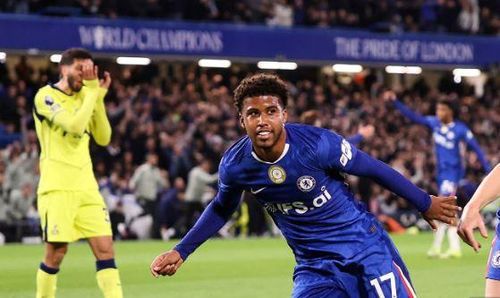 Niềm vui của Andrey Santos khi ghi bàn thắng thứ 2 cho Chelsea.