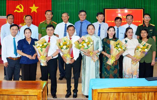Các cán bộ nhận nhiệm vụ mới.