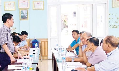Lãnh đạo Đảng ủy xã Tam Đa làm việc với bí thư các chi bộ trực thuộc để nắm tình hình thực tế.