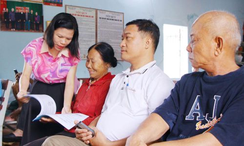  Cán bộ Trung tâm Khoa học công nghệ và Chuyển đổi số Bắc Ninh chia sẻ kiến thức về sản xuất vải thiều hữu cơ dựa trên áp dụng giải pháp IMO cho người dân. 
