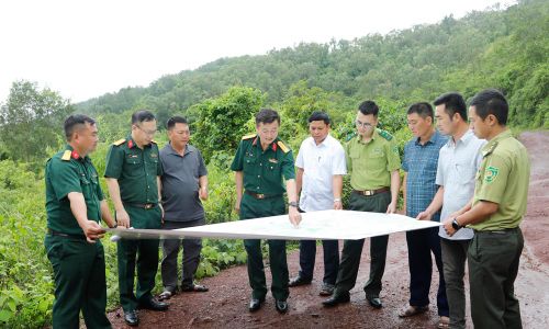 Các đại biểu khảo sát thực tế công tác quản lý, chăm sóc, bảo vệ và phát triển rừng tại Trường bắn Quốc gia khu vực 1.