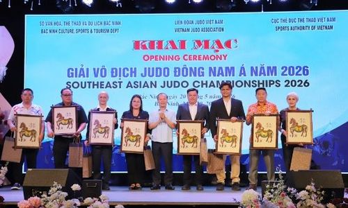  Đồng chí Mai Sơn trao quà lưu niệm cho 7 đoàn quốc tế và trọng tài dự giải. 