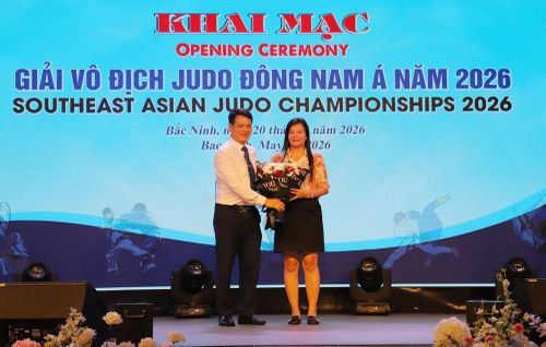 Lãnh đạo Sở Văn hóa, Thể thao và Du lịch tặng hoa tri ân nhà tài trợ giải. 
