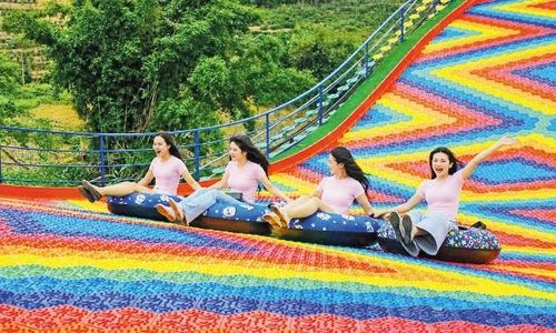  Du khách tham quan, trải nghiệm tại Điểm du lịch sinh thái cộng đồng Bản Ven Xanh. 