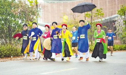 Các vận động viên tham gia Giải chạy Bắc Ninh Legacy Marathon - Dấu chân miền Quan họ năm 2026 - một hình thức trải nghiệm du lịch thể thao.