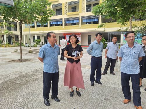 Phó Chủ tịch UBND thành phố Trần Anh Tuấn (ngoài cùng, bên trái) kiểm tra tại Trường THCS Lê Thị Hồng Gấm (phường Thanh Khê). Ảnh: THU HÀ