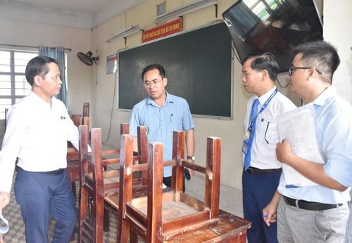 Đoàn kiểm tra cơ sở vật chất Trường THCS Lương Thế Vinh (phường Hòa Khánh). Ảnh: THU HÀ
