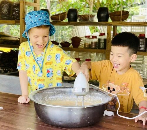 Du khách nhí trải nghiệm làm bánh tại khu du lịch Leaf Village &amp; Farm - Làng Lá. Ảnh: TÚ UYÊN