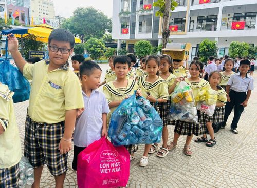Học sinh Trường Tiểu học Ngô Mây (phường An Hải) mang rác thải tái chế đến trường để đổi lấy quà. Ảnh: N.Q