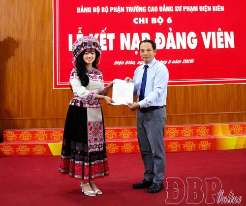 Sinh viên Vàng Thị Tình vinh dự nhận quyết định kết nạp Đảng.