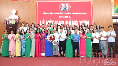 Kết nạp Đảng và đứng trong hàng ngũ của Đảng là niềm vinh dự của mỗi học sinh, sinh viên.